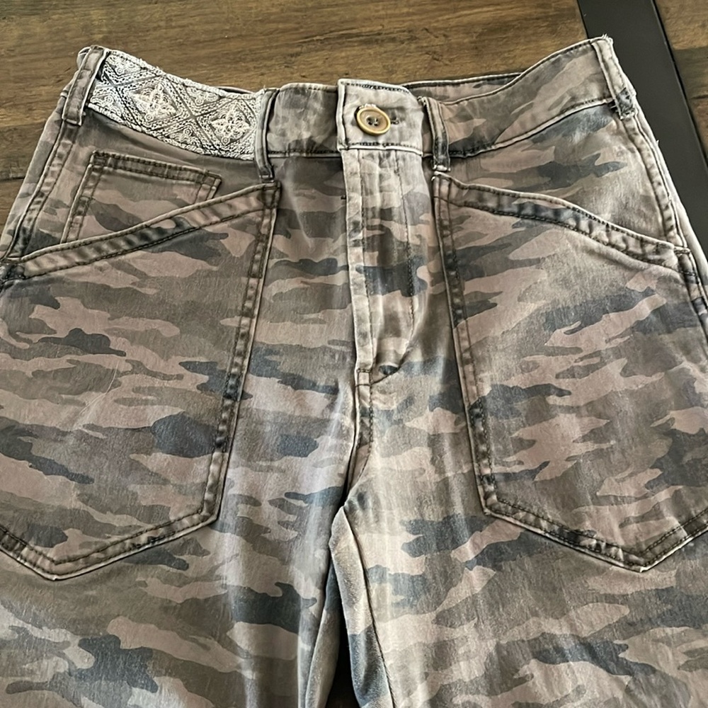 Pre-loved Anthropologie Camo Cargo Pants with Lace Trim Size 27